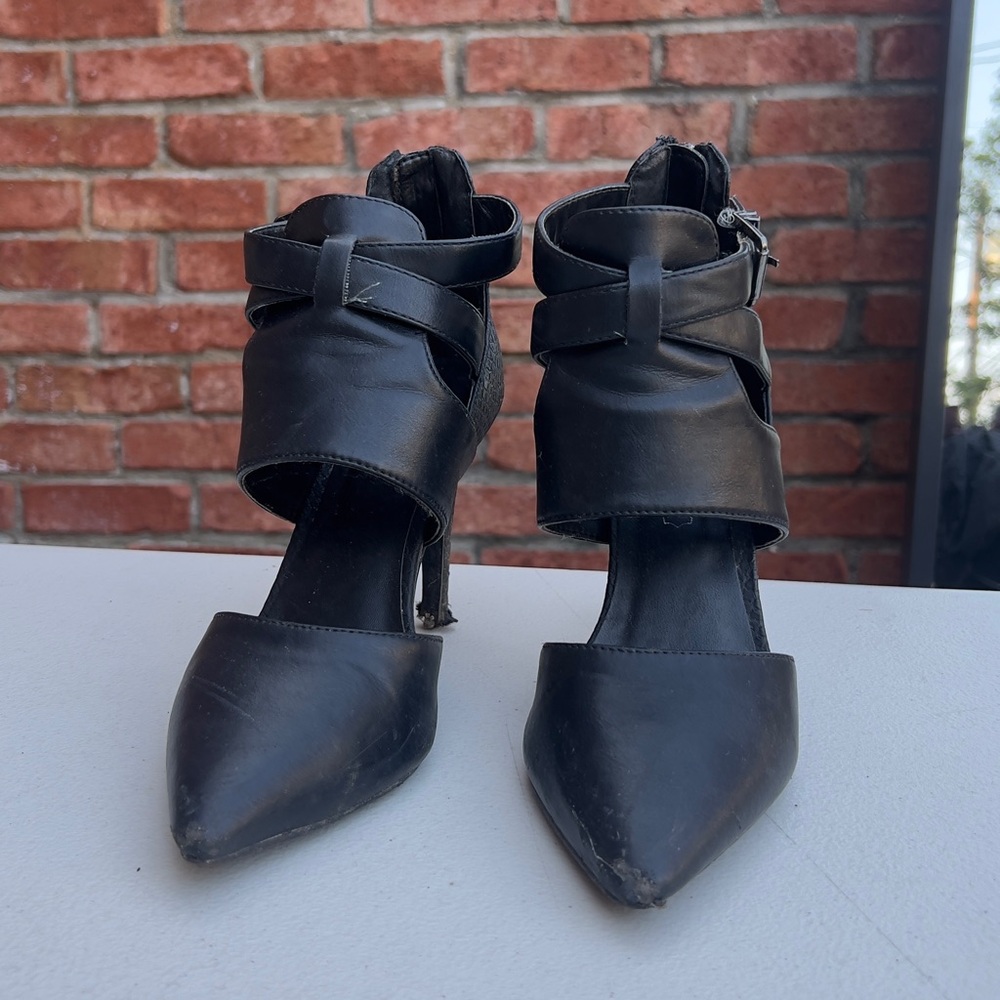 Black boots for sale, size 6